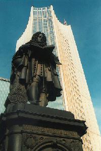 Le btiment singulier de la Universit et la statue de Leibniz